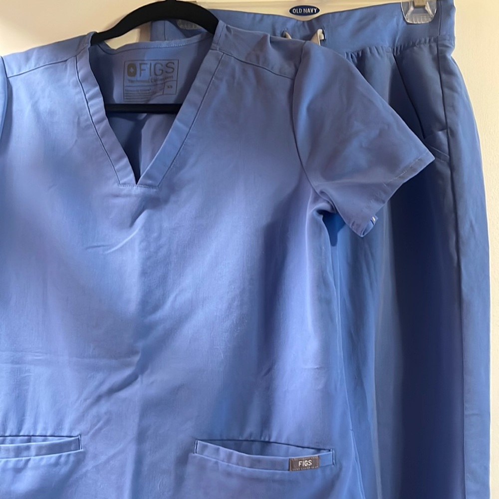 Figs Baby blue scrubs. XS double pocket top and XS jogger bottom.